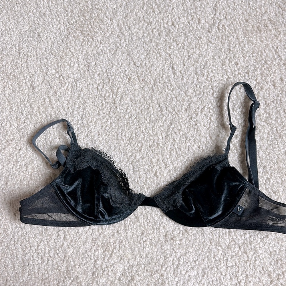 Black VS bra 34A